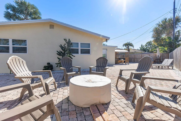 Room 5, Deerfield Beach 10 min 2 Beach Hot Tub Pool Table, Broward