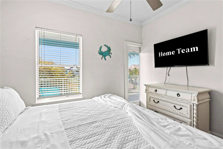 Room 3, Mins From Beach Sleeps 17 Outdoor Seating, Okaloosa