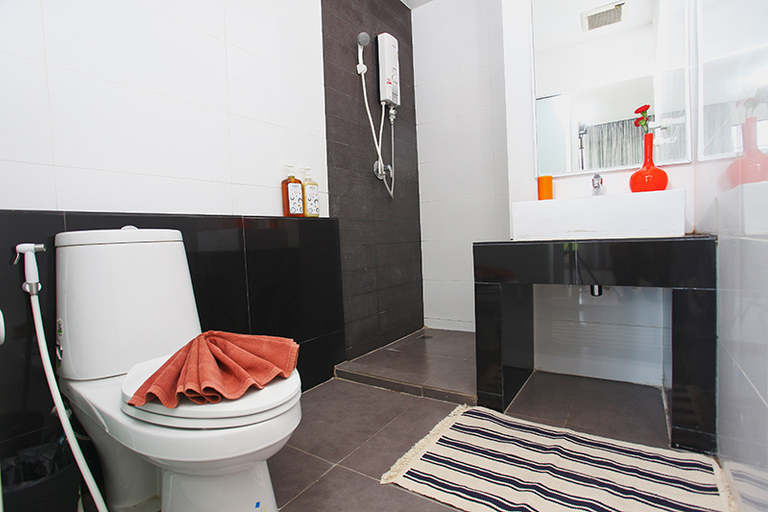Bathroom 4, Lee Nova Place, Prawet