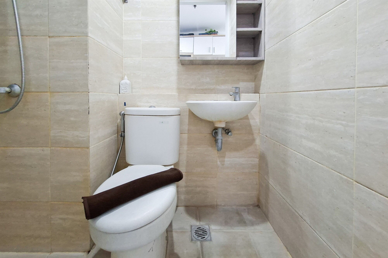 Interior 5, Bright Comfortable Studio Room At Apartment Springwood Residence Tangerang, Tangerang