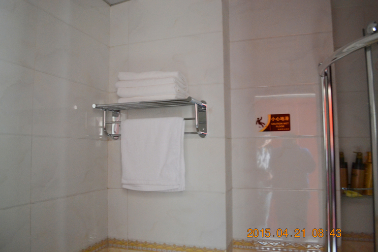 Bathroom 2, Yinpeng Hotel (Weihai North High-speed Railway Station Beach Branch), Weihai