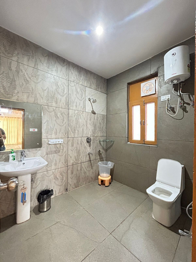 Bathroom 3, Heaven Inn Manali, Kullu