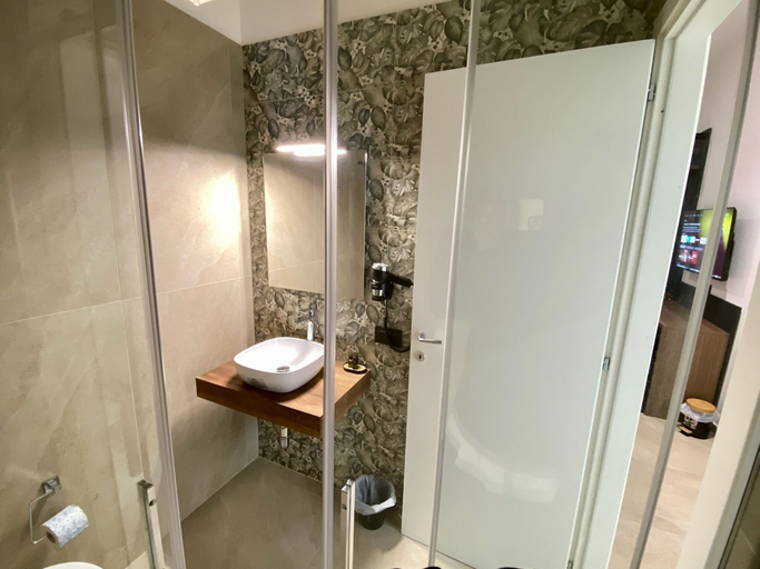Bathroom 5, A livella, Napoli