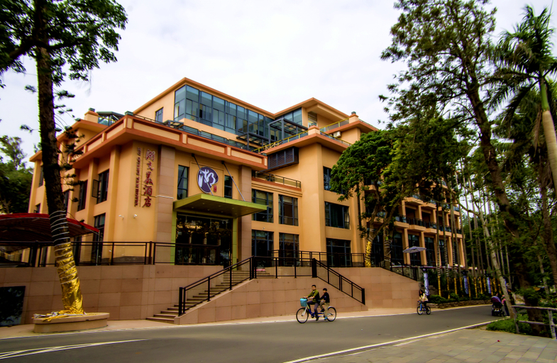 Exterior & Views