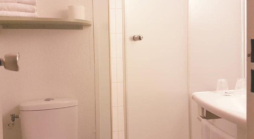 Bathroom 4, B&B HOTEL Montpellier Sud Lattes, Hérault