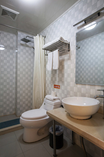 Bathroom 3, A&A Chain Hotel (Chuansha East Huaxia Road Subway Station), Shanghai