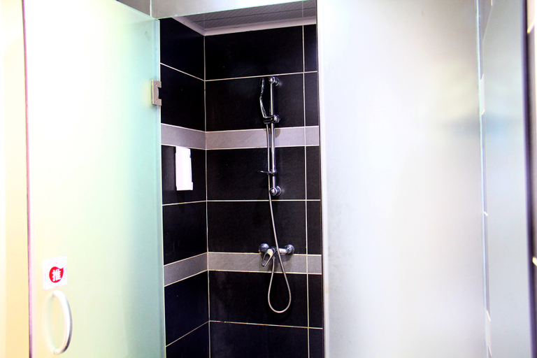 Bathroom 5, Guishi Hotel, Luliang