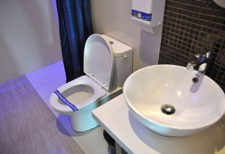 Bathroom 4, Hotel DreamWorld North EDSA, Quezon City