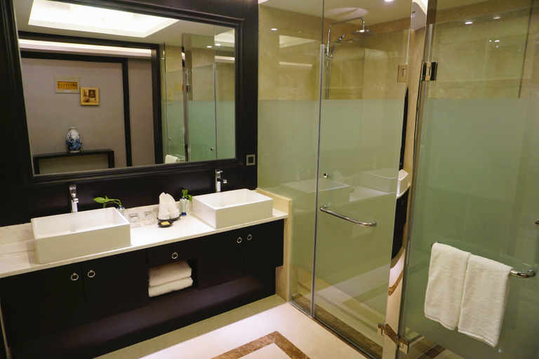 Bathroom 2, Neon Holiday Apartment, Jinan