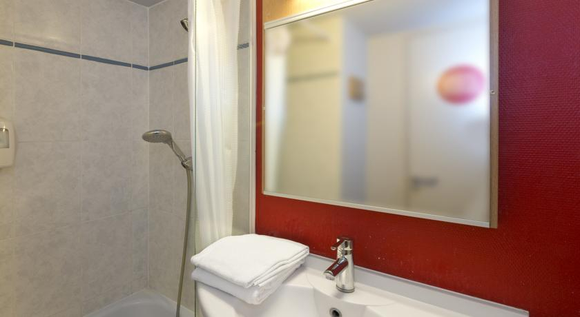 Bathroom 3, B&B Hotel NANTES Parc Expos La Beaujoire, Loire-Atlantique