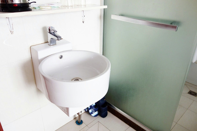 Bathroom 3, Dongxiang Hostel, Shanghai