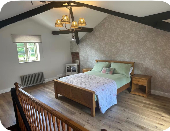 Room 3, The Hurst Stable, Sleeps 4 With Hot Tub & Parking, Staffordshire