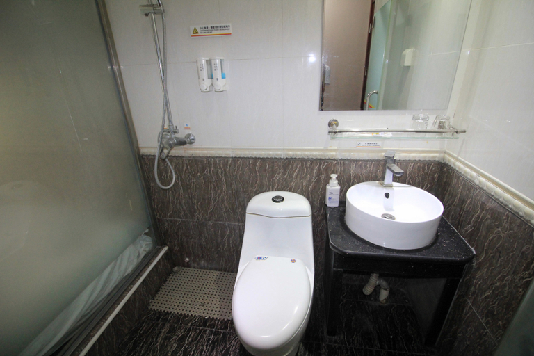 Bathroom 2, Super 8 Hotel (Beijing Qianmen Zhushikou Subway Station), Beijing