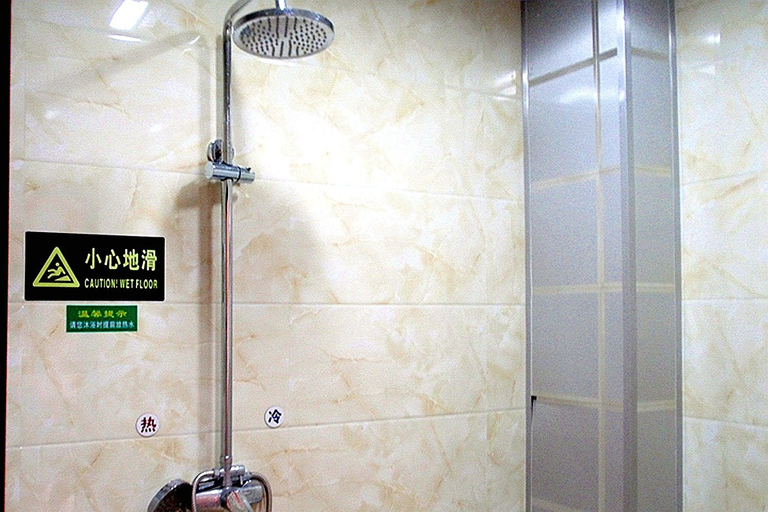 Bathroom 5, Yihao Business Hotel, Xi'an