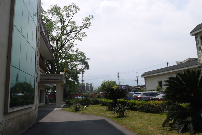 Exterior & Views