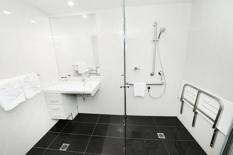 Bathroom 5, Oaks Gladstone Grand Hotel, Gladstone