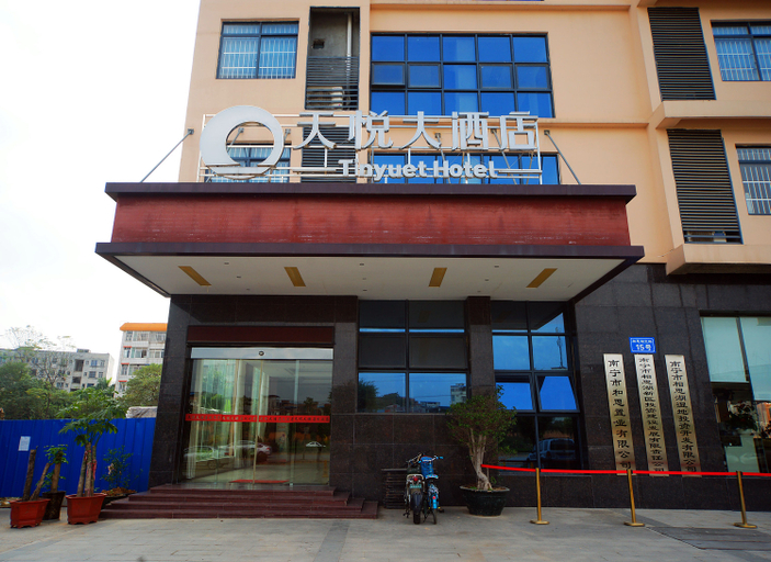 Exterior & Views