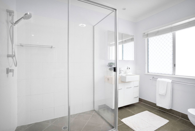 Bathroom 3, Palm Cove Studio Apartments, Cairns