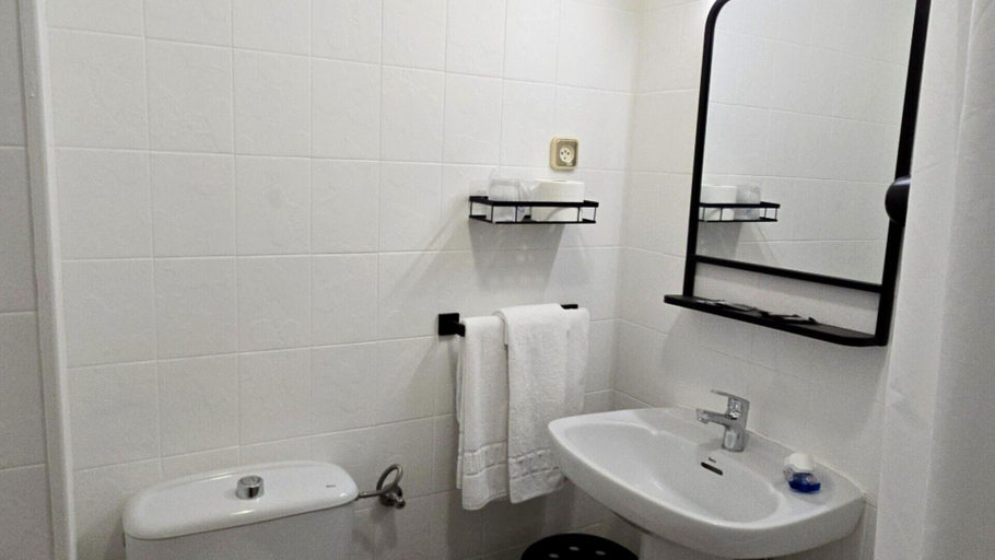 Bathroom 3, Hostal Prada, Madrid