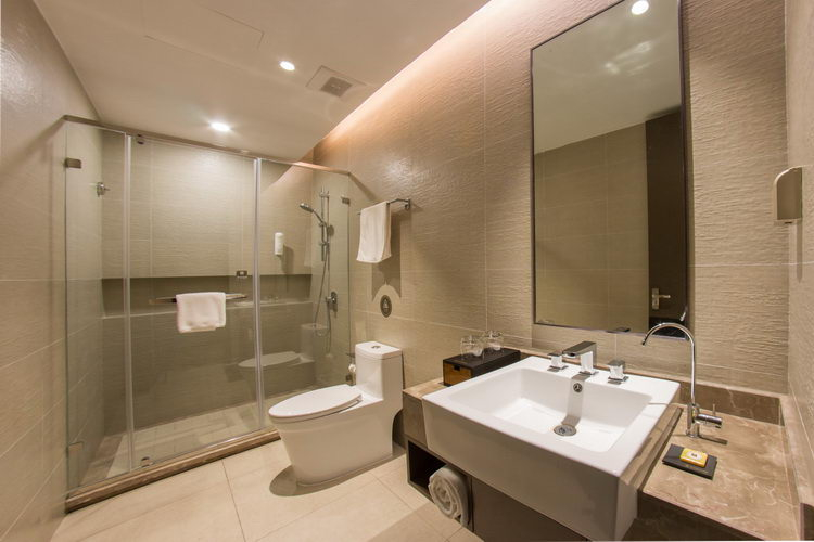 Bathroom, Homeinn Plus Hotel (Kunming Aegean Shopping Mall Park 1903), Kunming