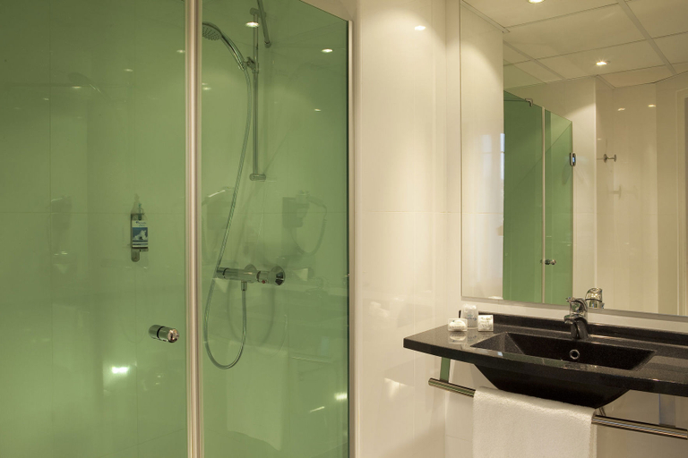 Bathroom 4, Hôtel l'Amirauté, Finistère