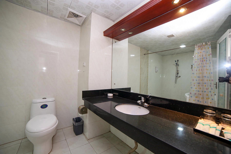 Bathroom, Xiyueyangguangjiudian, Yichang