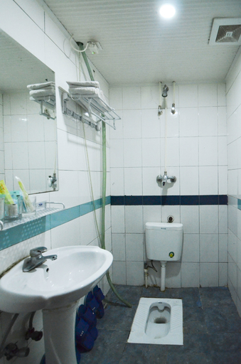 Bathroom 2, Binmao Inn, Dalian