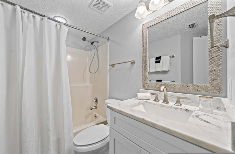 Room 5, Beach Front 7th Floor Views Pools Hot Tub, Baldwin