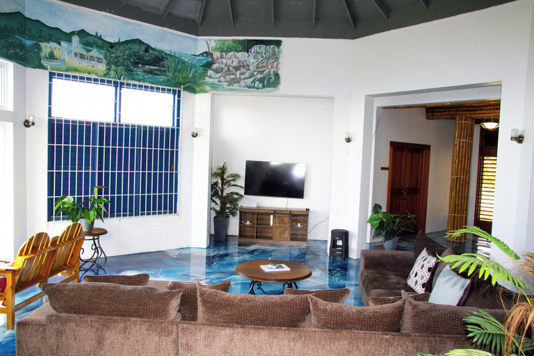 Sport & Beauty, Sunshine Lodge- Your Home Away From Home