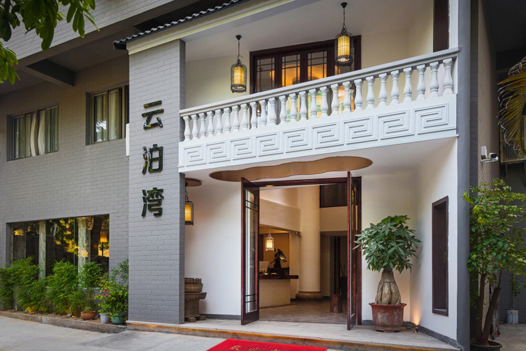 Exterior & Views