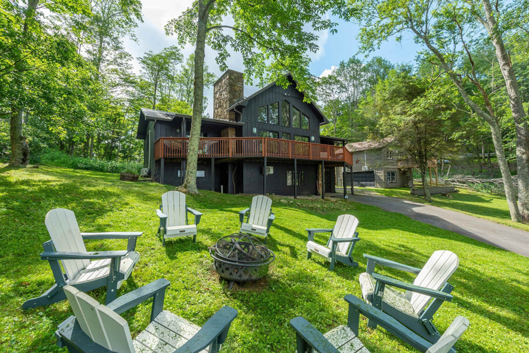Room 1, 6 Br Cabin Hot Tub Fire Pit Min to Hatley Pointe, Madison