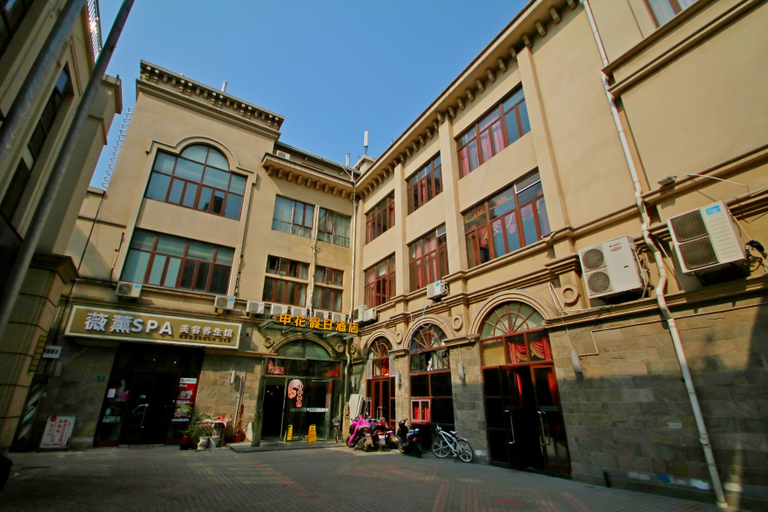 Exterior & Views