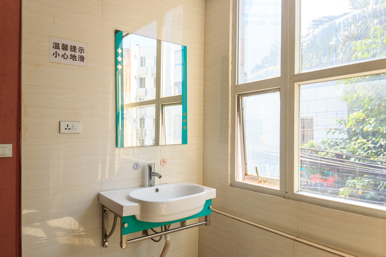 Bathroom 2, Chunhe Business Hotel, Liuzhou