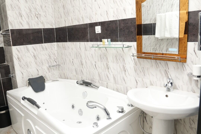 Bathroom 4, Blue Ribbon Suites, Obio/Akp