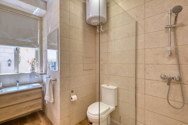 Bathroom 2, Dar Vitorja