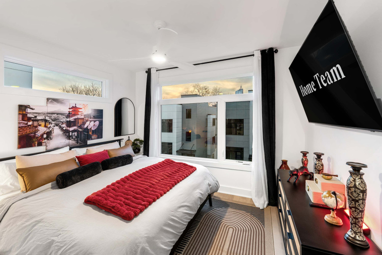 Room 3, Downtown Raleigh Rooftop Retreat - Skyline Views, Wake