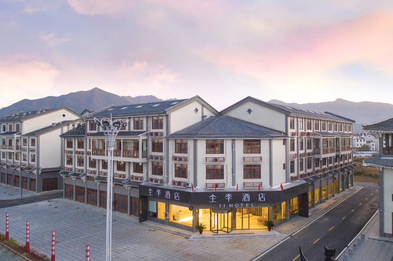 Exterior & Views