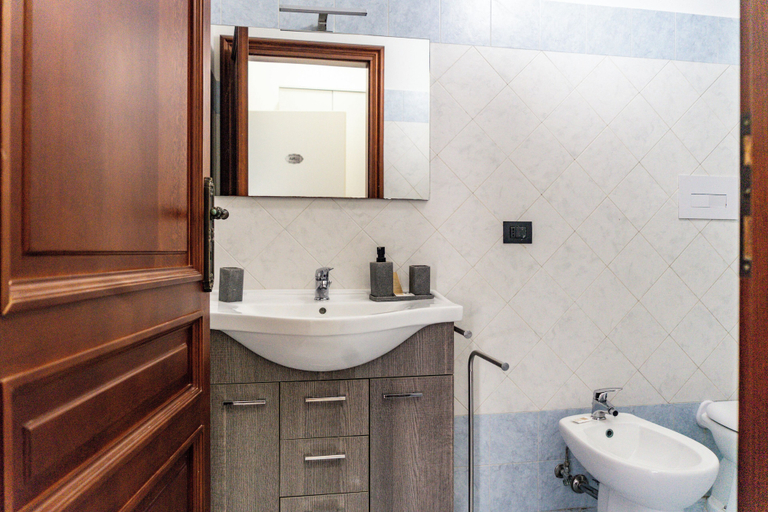 Bathroom 5, Bovio Apartments, Napoli