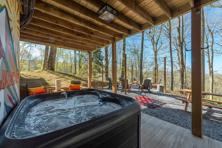 Room 2, 5 Min to Hatley Pointe Apr s Ski Hottub Firepit, Madison