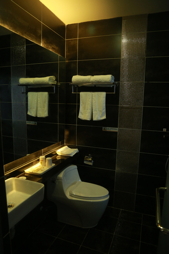 Bathroom 3, Super 8 Hotel (Beijing Shunyi Shimen Metro Station), Beijing