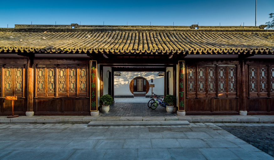 Exterior & Views