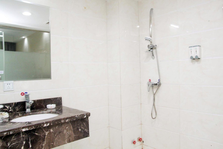 Bathroom 2, Jincheng Hotel, Yichang