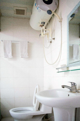 Bathroom 2, Super 8 Hotel (Beijing Shiliuzhuang Metro Station), Beijing
