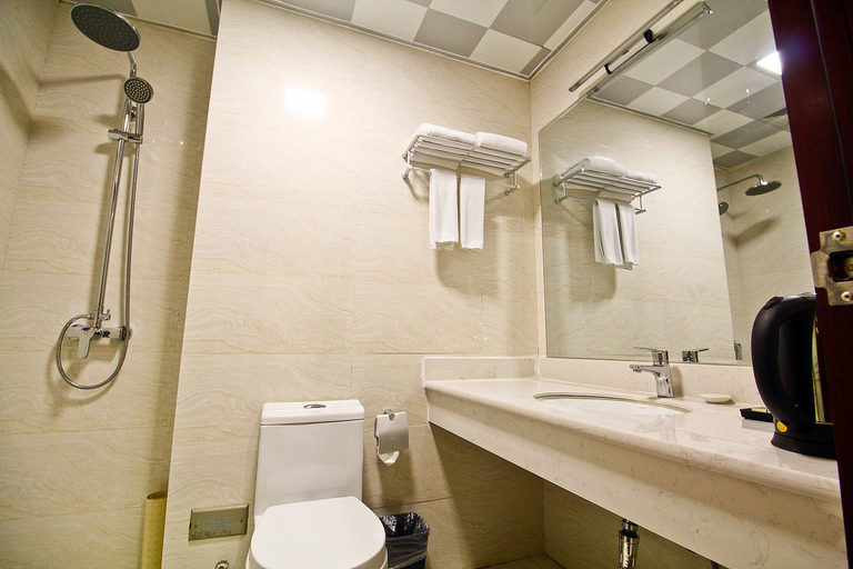 Bathroom, baojicaifu hotle, Baoji