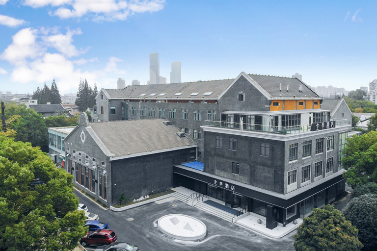 Exterior & Views