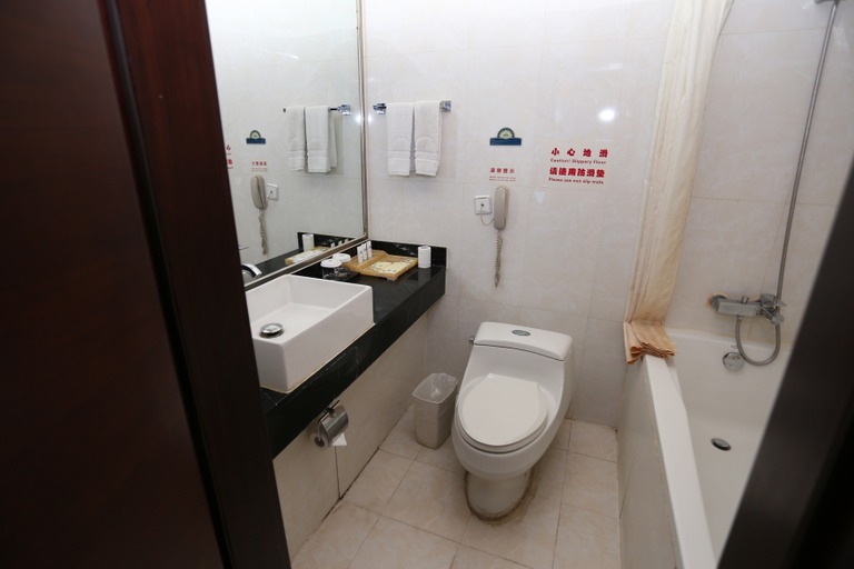 Bathroom, Days Hotel Erdos, Ordos