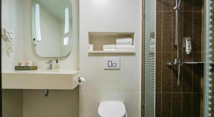 Bathroom 4, ibis xian North Second Ring Weiyang Rd Hotel, Xi'an