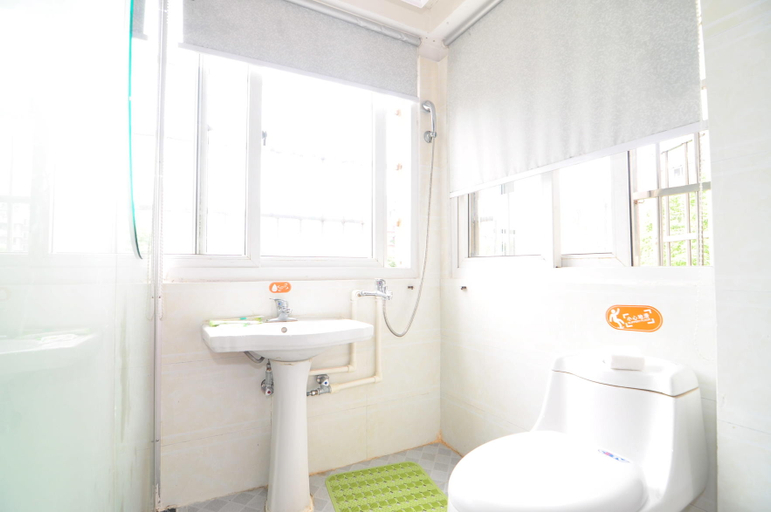 Bathroom, Pod Choice (Ningbo Railway Station), Ningbo