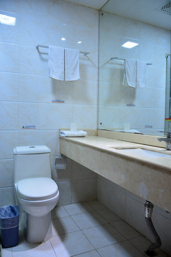 Bathroom 2, Super 8 Selection Hotel (Beijing West Station Wanfeng Road Branch), Beijing