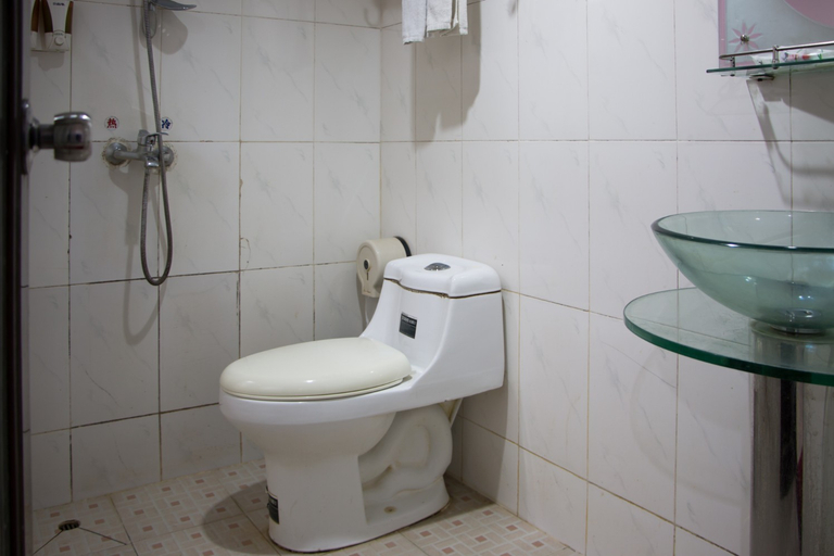 Bathroom 2, Longfei Hotel, Zhuhai